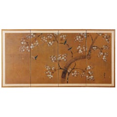 Paravent japonais à quatre panneaux représentant des oiseaux dans un prunus