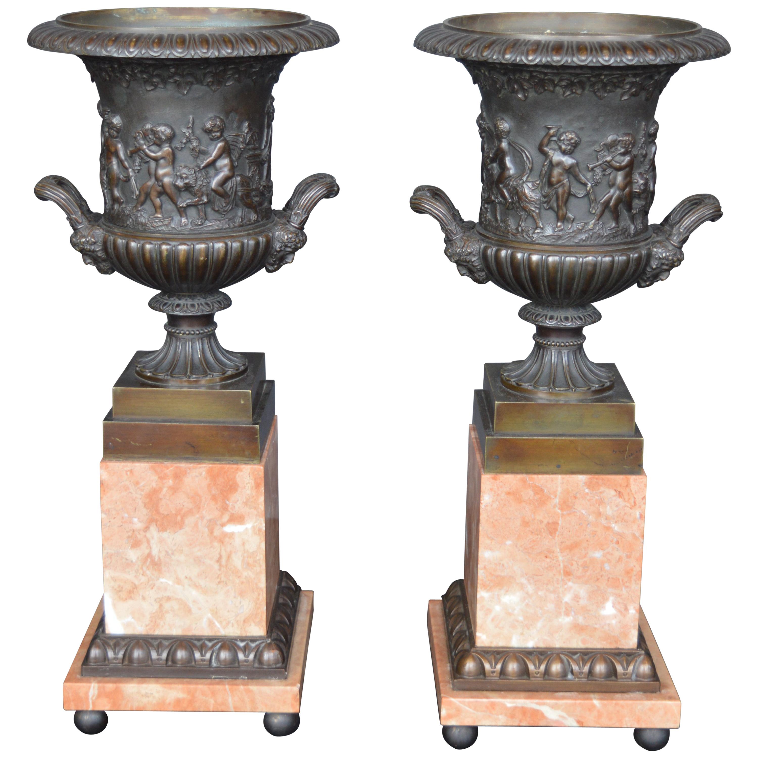 Vasen aus Bronze und Marmor
