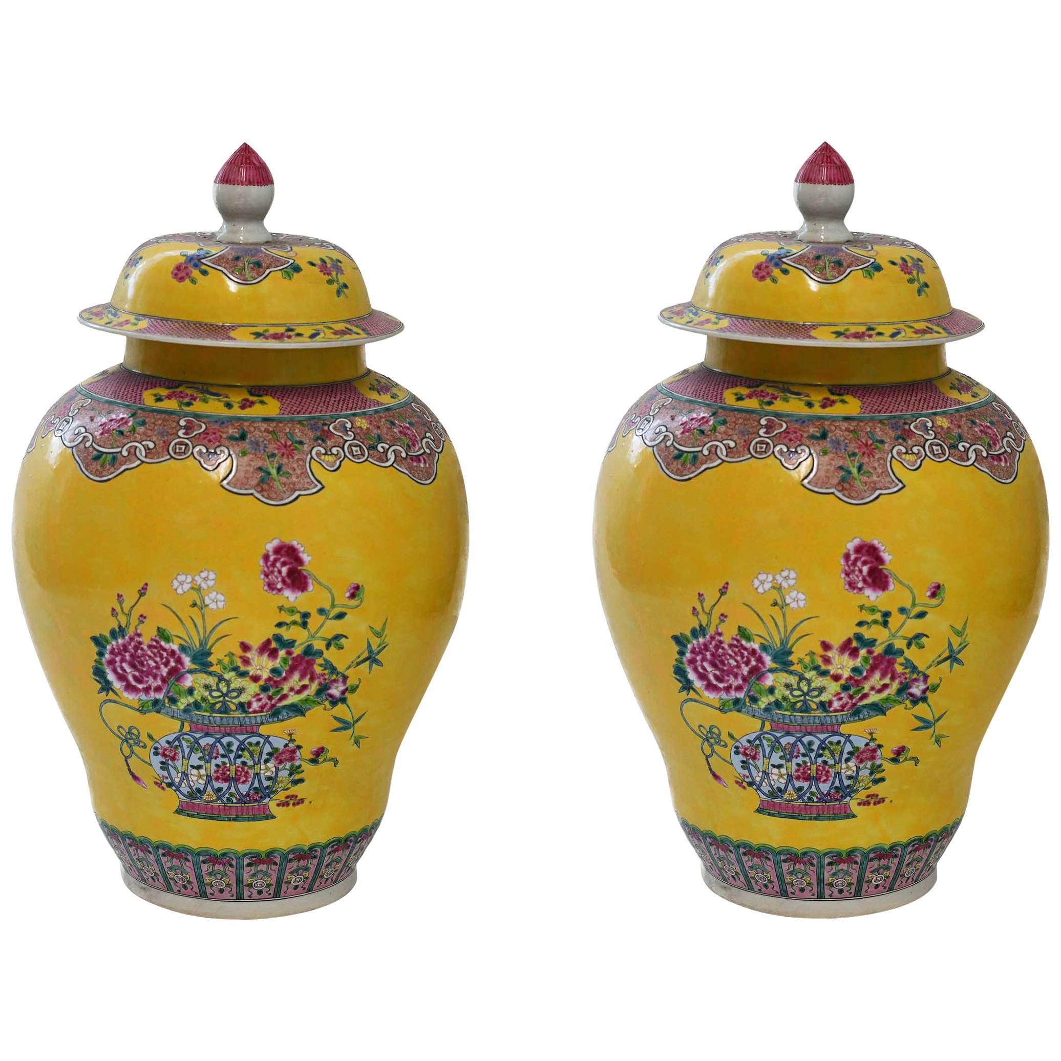 Paire de vases en porcelaine Famille Rose avec couvercles en vente