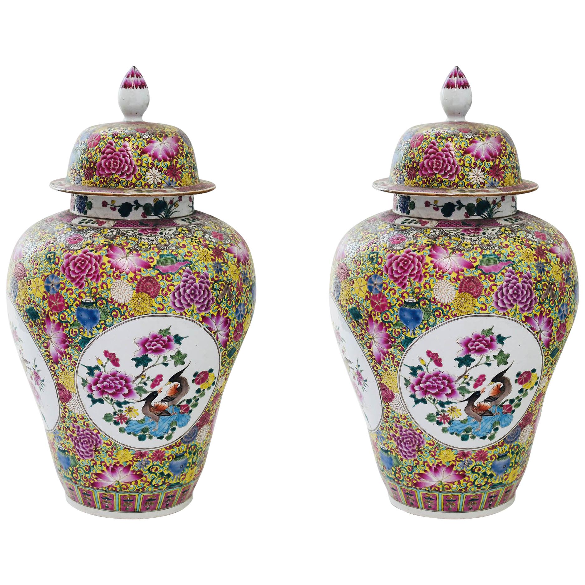 Paire de vases en porcelaine Famille Rose avec couvercles en vente