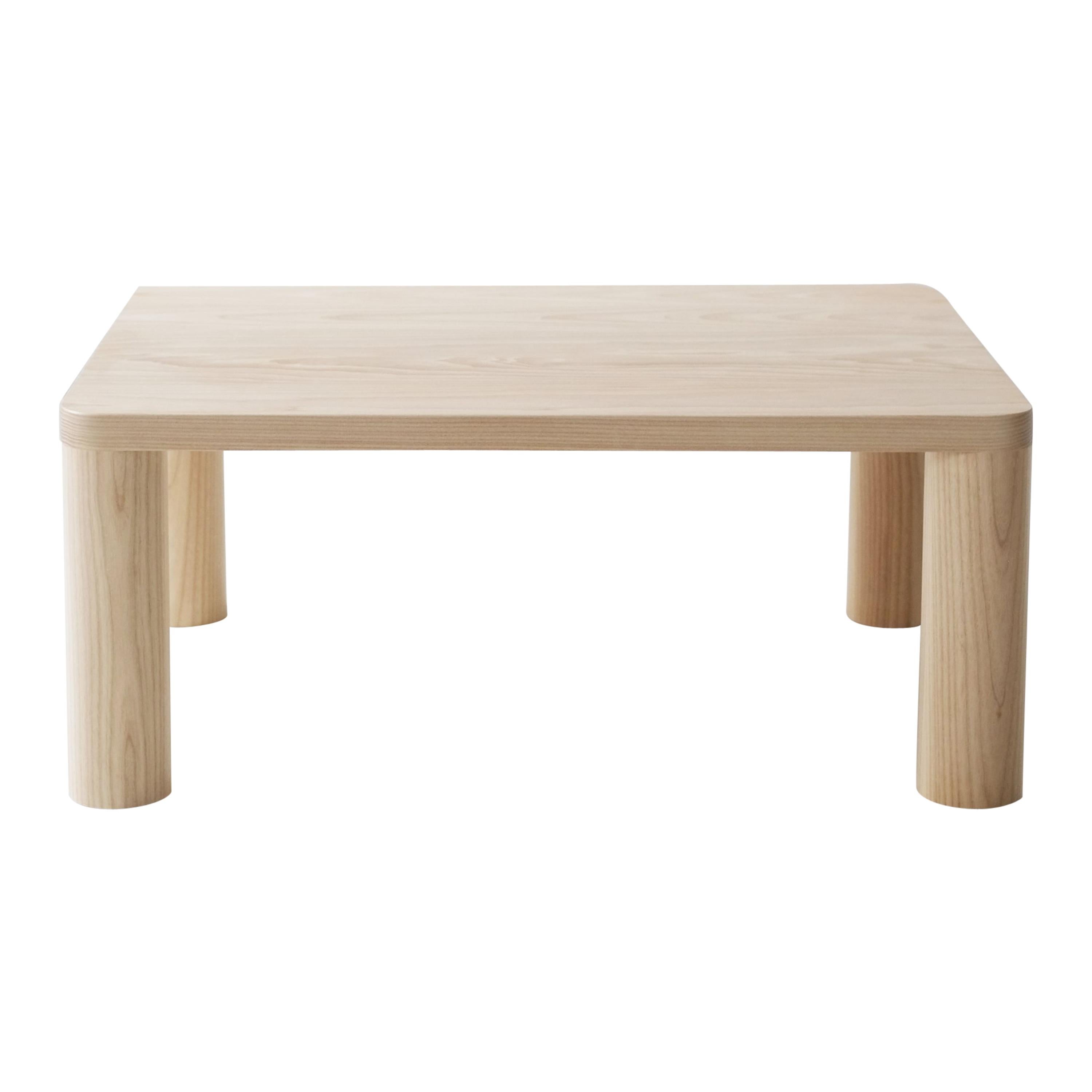 Table basse colonne contemporaine en bois à pieds d'angle en frêne de Fort Standard