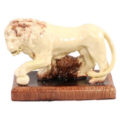 Figurine anglaise en Staffordshire représentant un lion des Médicis:: 19e siècle