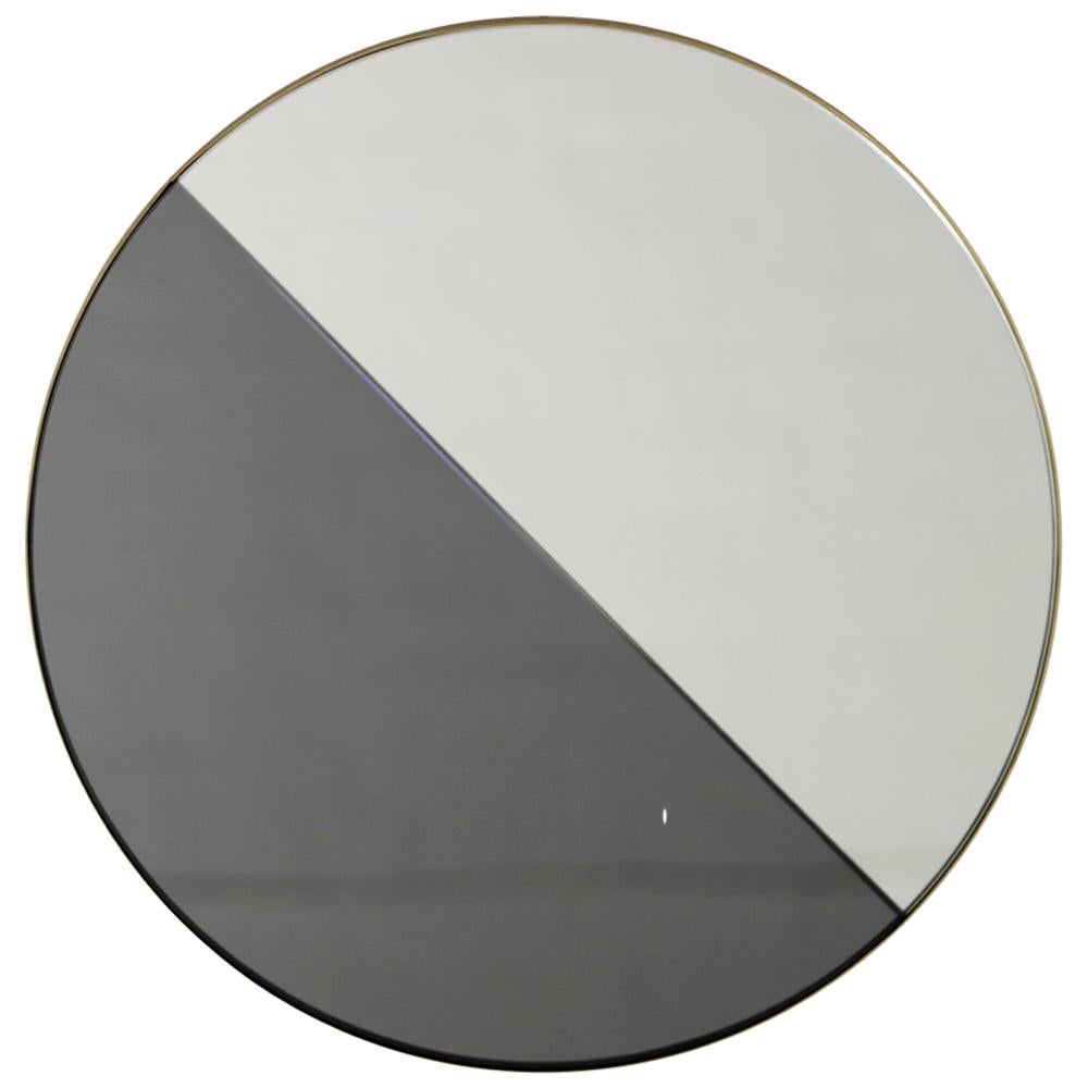 Miroir contemporain mixte noir et argenté teinté Dualis Orbis avec un cadre en laiton brossé. Conçu et fabriqué à la main à Londres, au Royaume-Uni.

Équipé d'un système d'accrochage spécialisé qui permet de suspendre le miroir dans quatre positions