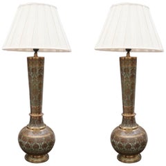 1930er Jahre Paar türkische Messinglampen mit emailliertem Blumendekor und Tischlampen