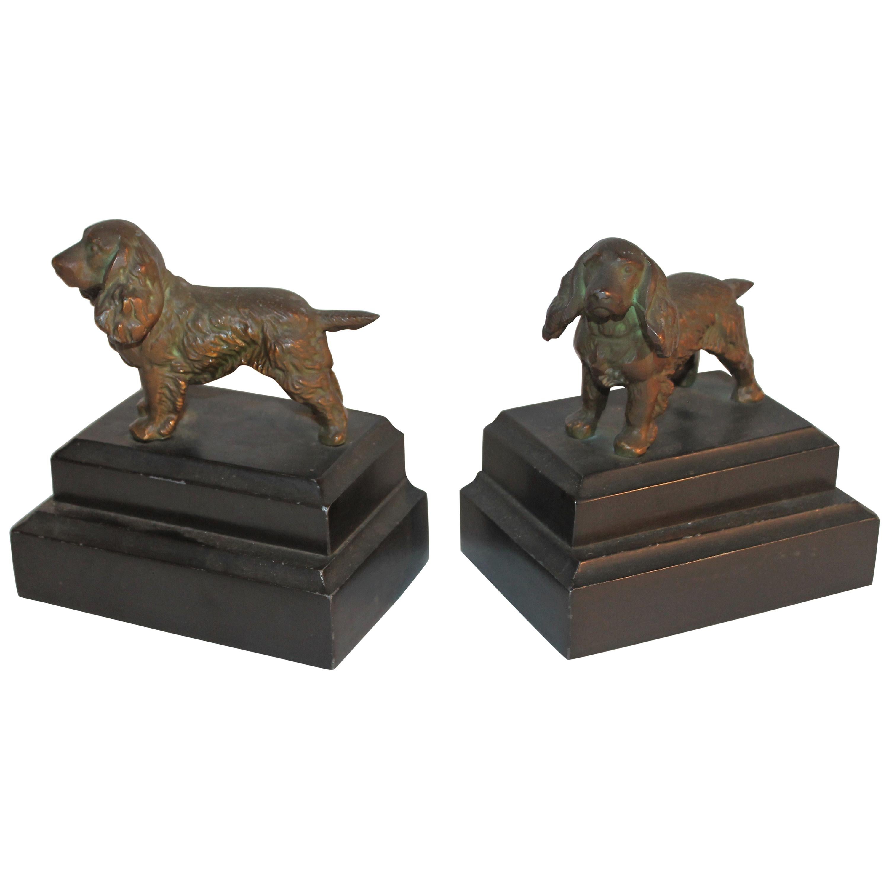 Paire de serre-livres en bronze avec chien