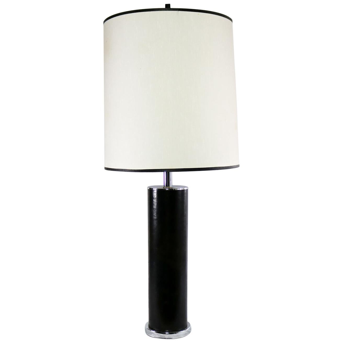 Lampe cylindrique de style international en chrome et faux cuir noir d'après Von Nessen