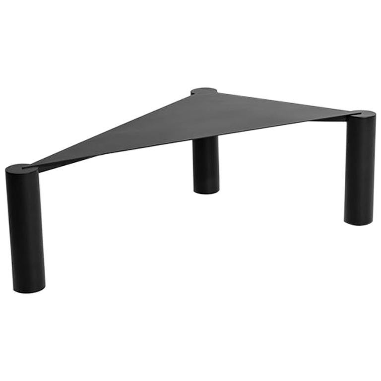 Table d'appoint ou table basse triangulaire en fer noir poudré par Max Enrich Modèle