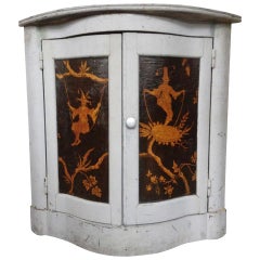 Armoire d'angle française du 19e siècle peinte en gris avec panneaux peints de chinoiserie