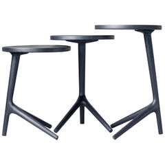 Ensemble de trois tables d'appoint gigognes en frêne anthracite fabriquées à la main par Fernweh Woodworking