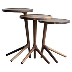 Dreibeiniger Tisch in Nussbaum End Accent Nesting Tables für ein Wohnzimmer Set von drei