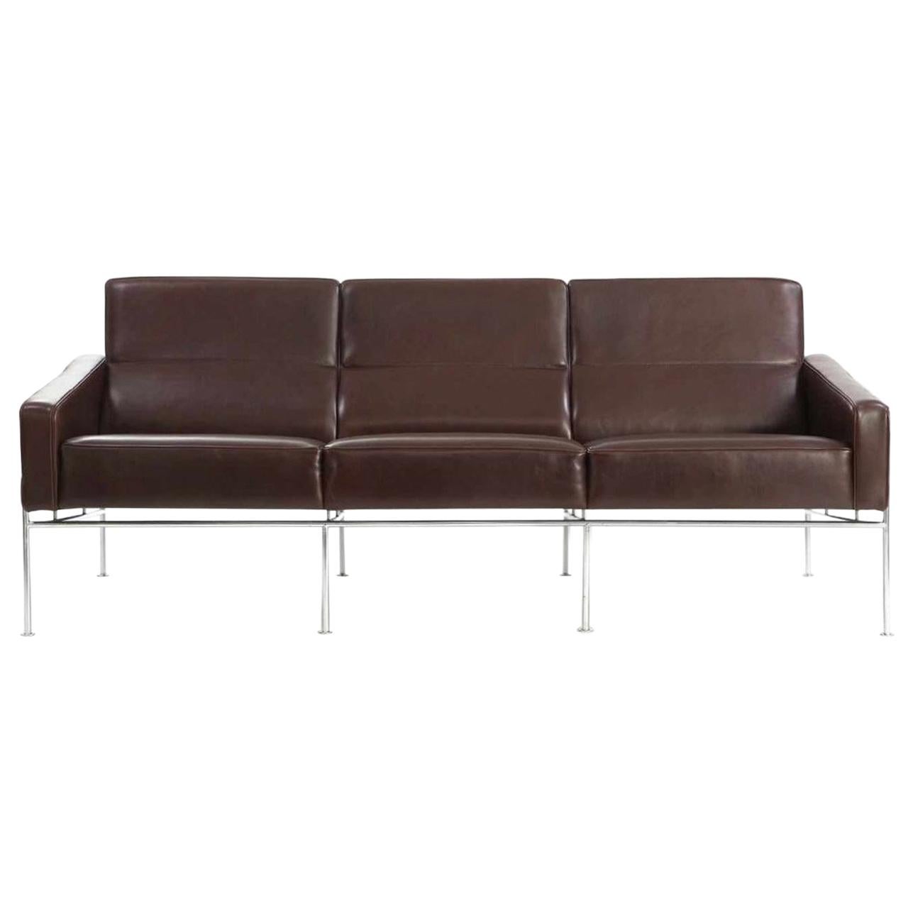Sofa by Arne Jacobsen for Fritz Hansen Mod. 3300 / 3 in Brown Leather