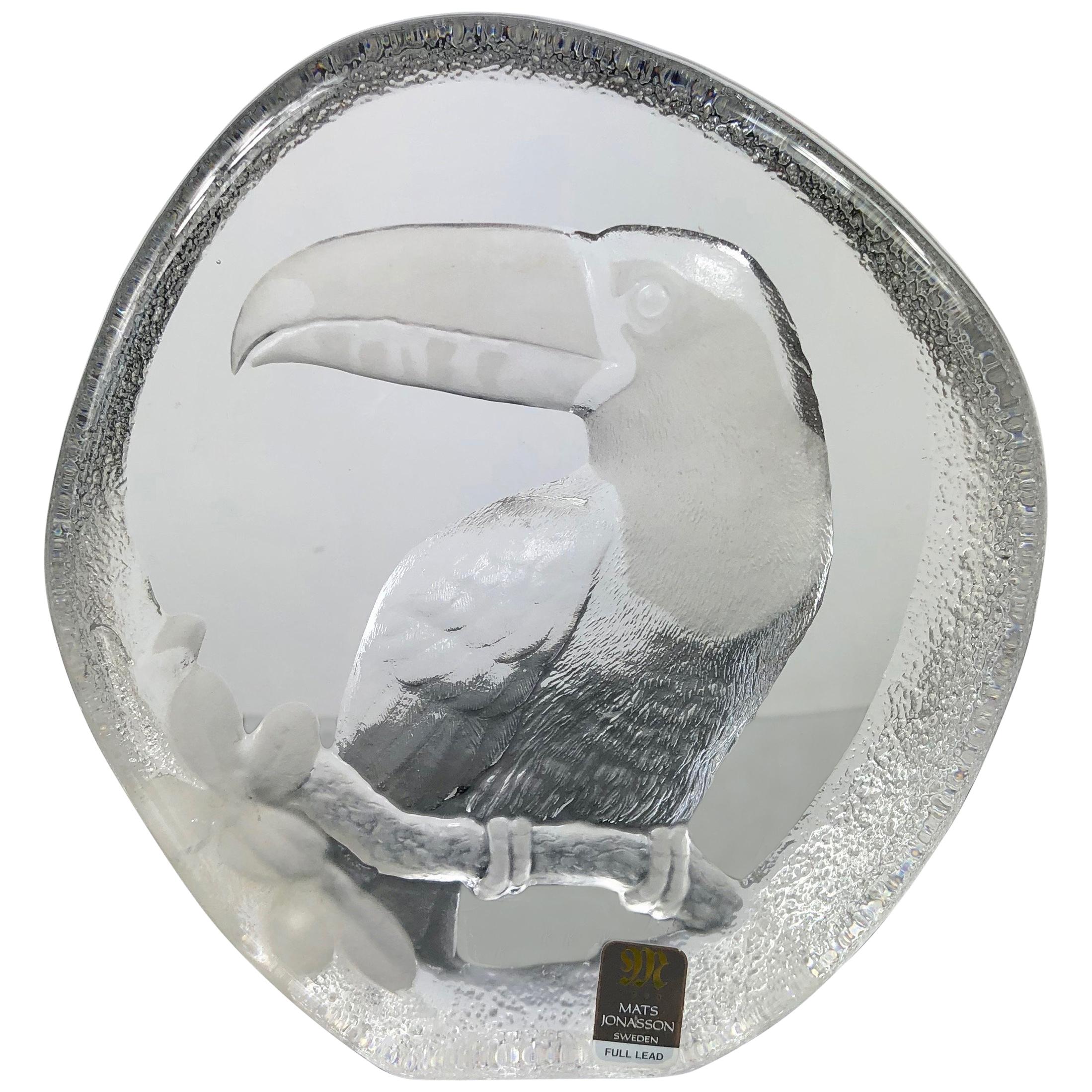 Mats Jonasson Escultura pisapapeles de cristal esmerilado con forma de sello de tucán, años 80