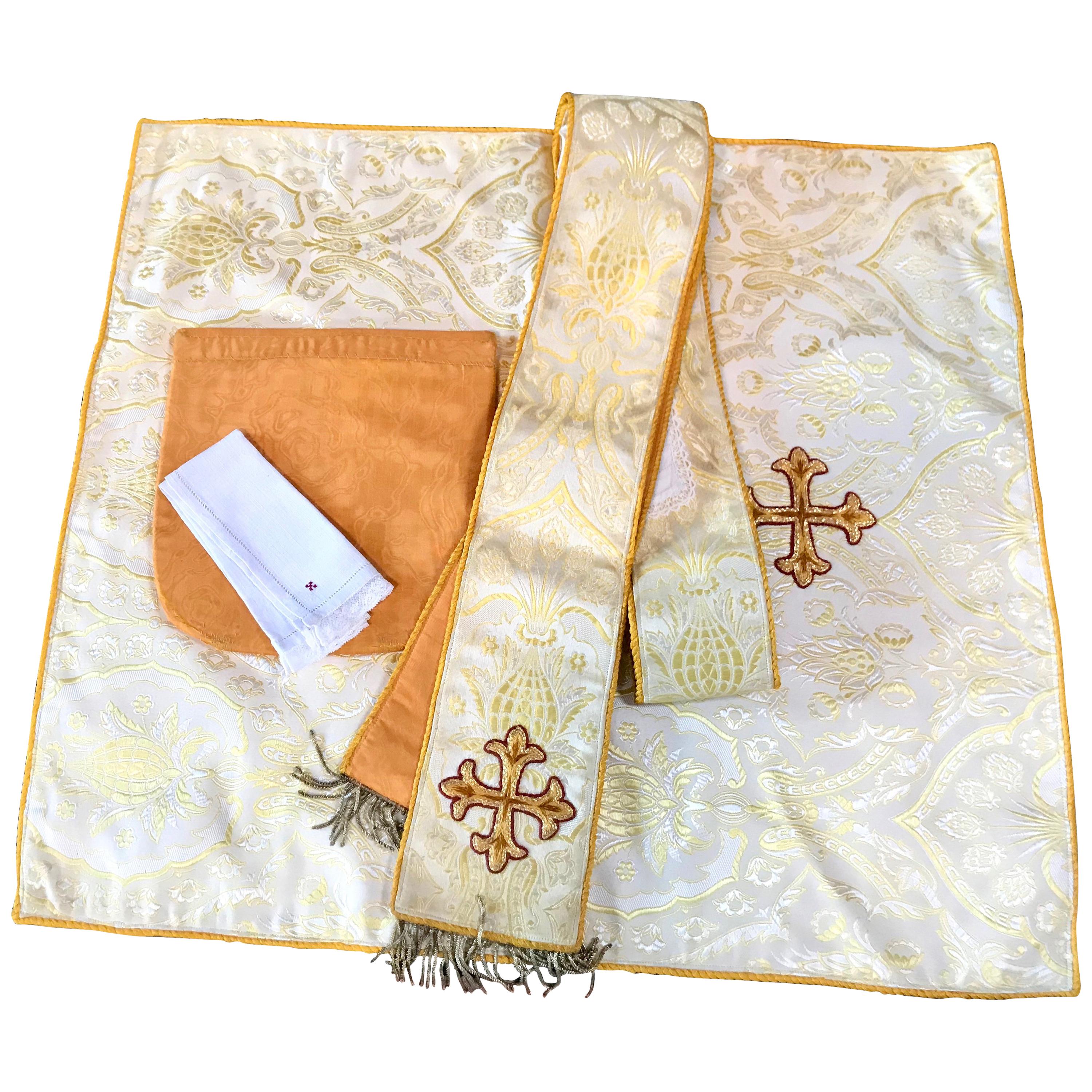 Religious Textile Four-Piece Cream and Gold Brocade Altar Vestment Set im Angebot