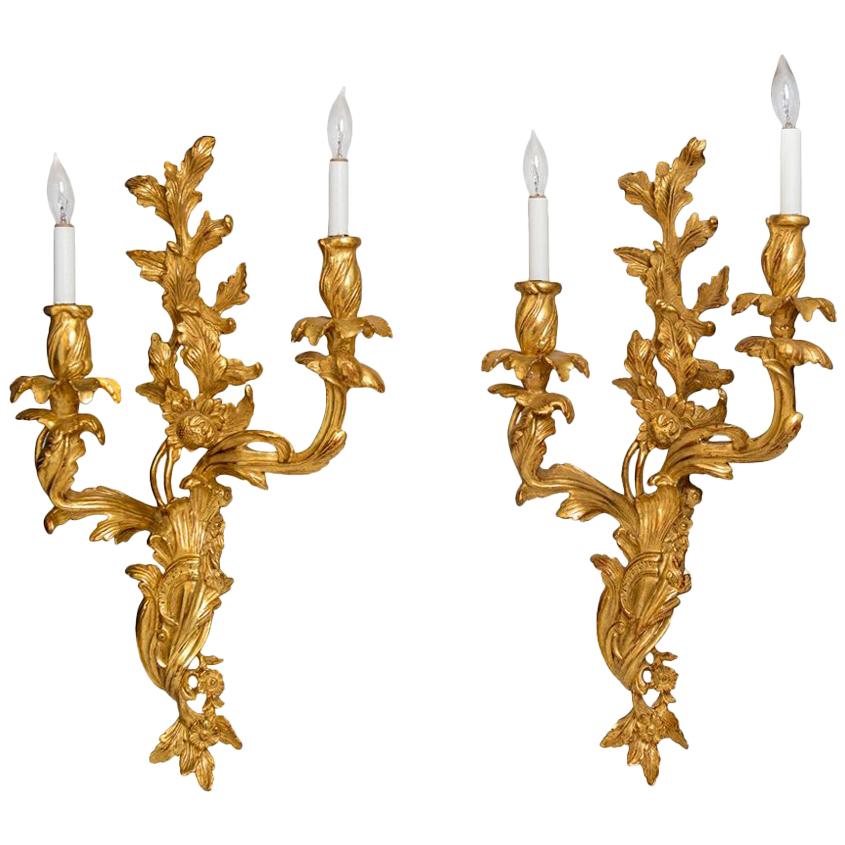 Zwei vergoldete, zweiflammige Wandleuchter im Louis-XV-Stil