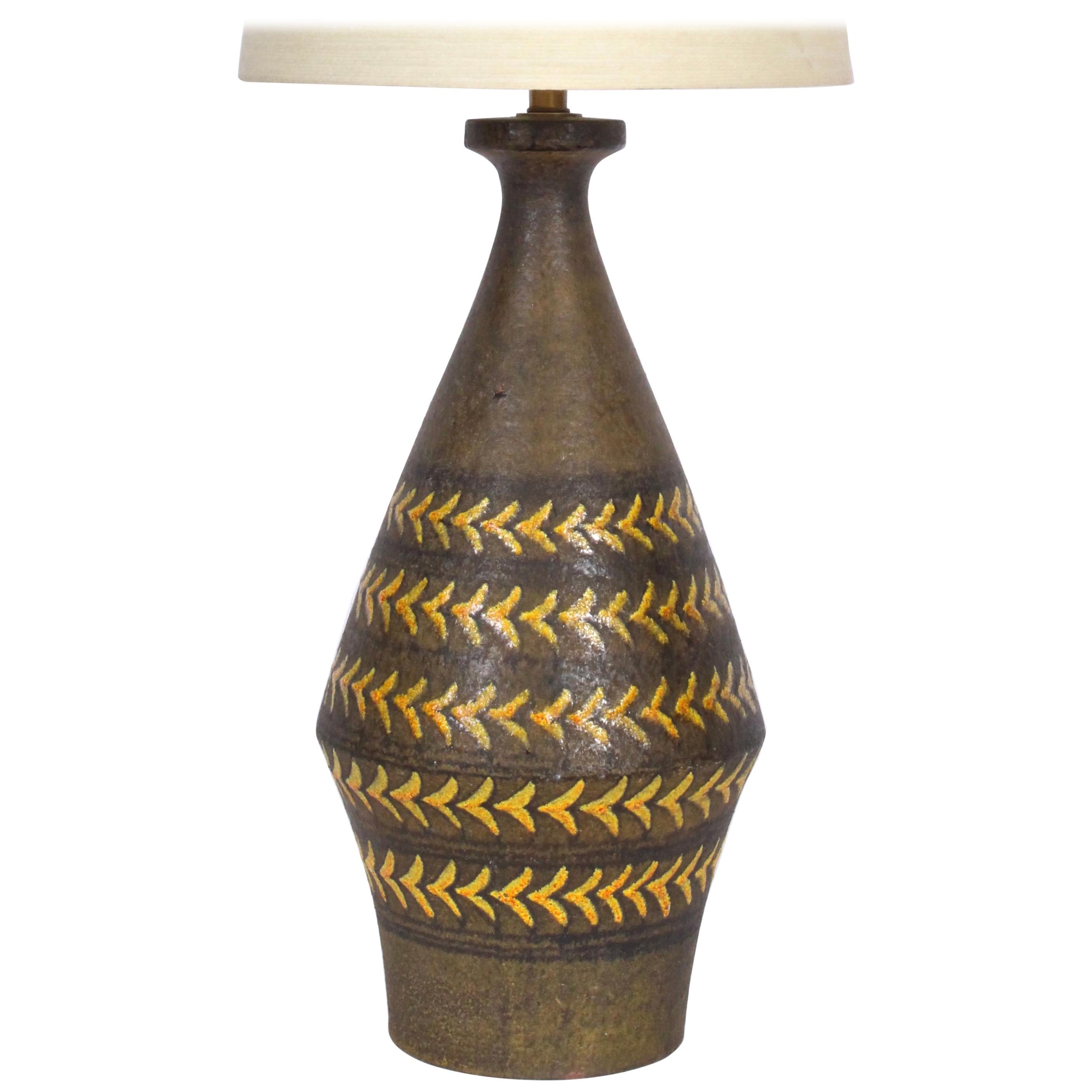 Substantial Aldo Londi for Bitossi Cocoa & Yellow "Arrowhead" Pottery Table Lamp For Sale