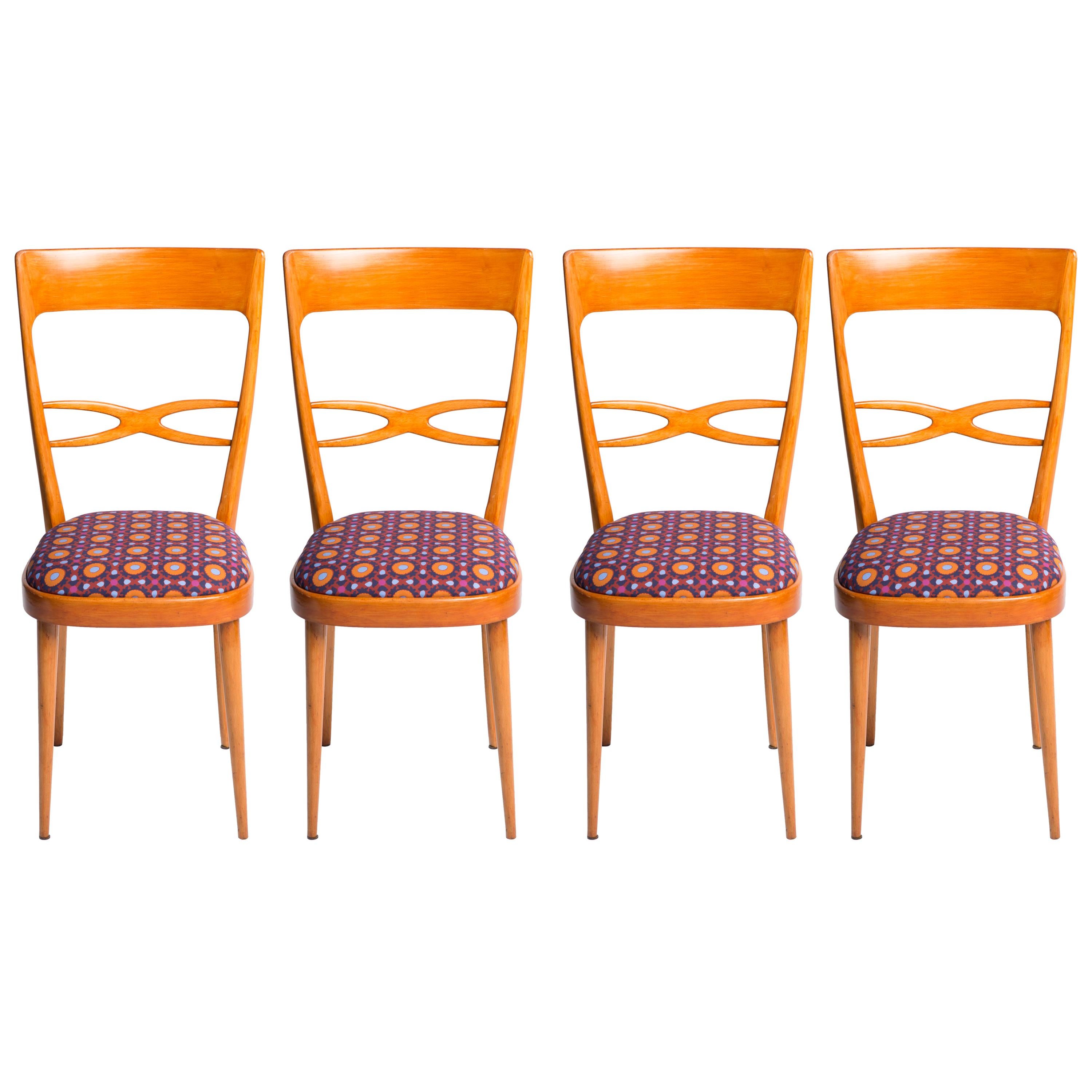 Ensemble de six chaises italiennes des années 1950 avec tissus d'ameublement vintage par Ladoublej