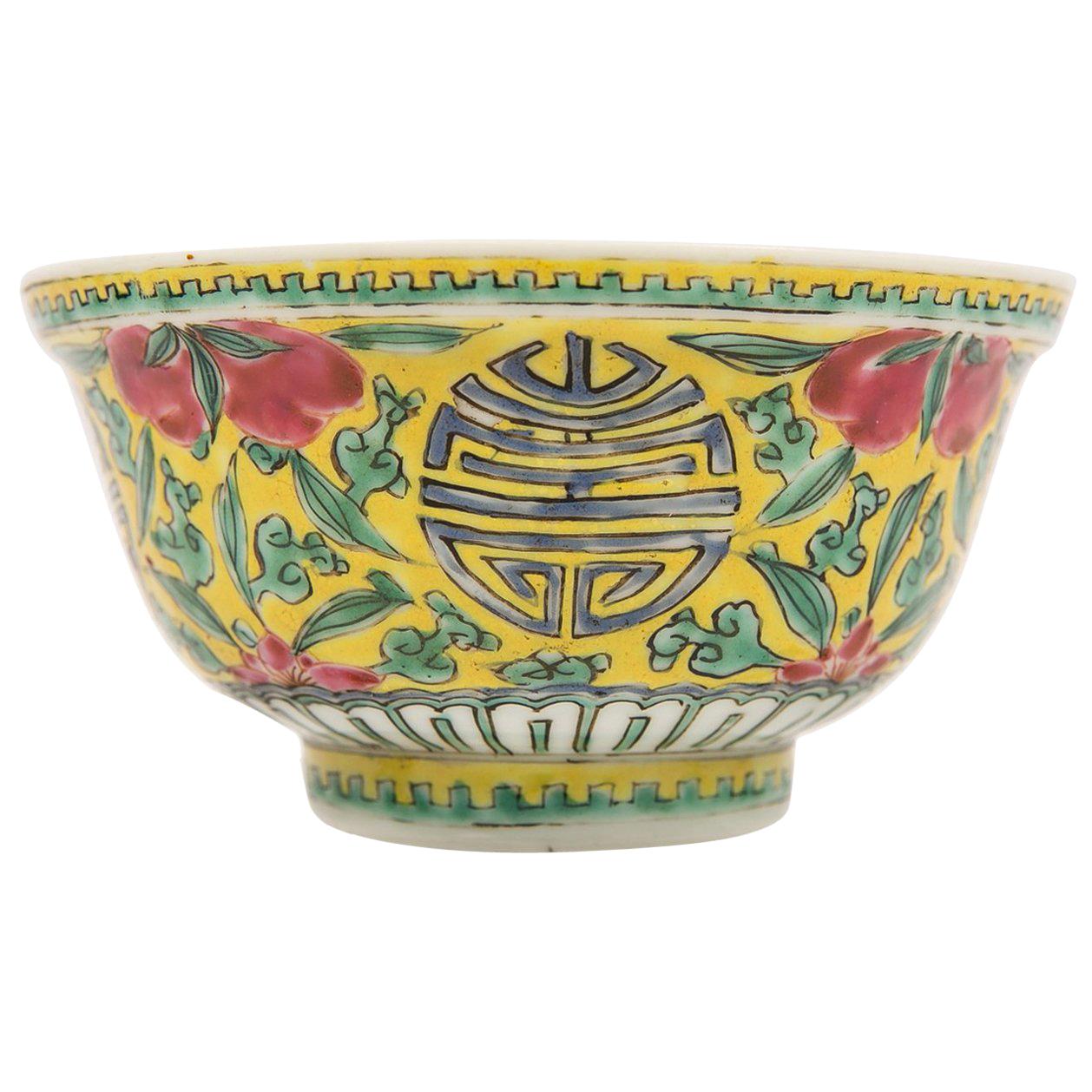 Bol en porcelaine chinoise Qing avec symboles de « longévité » fabriqué à la fin du 19e siècle
