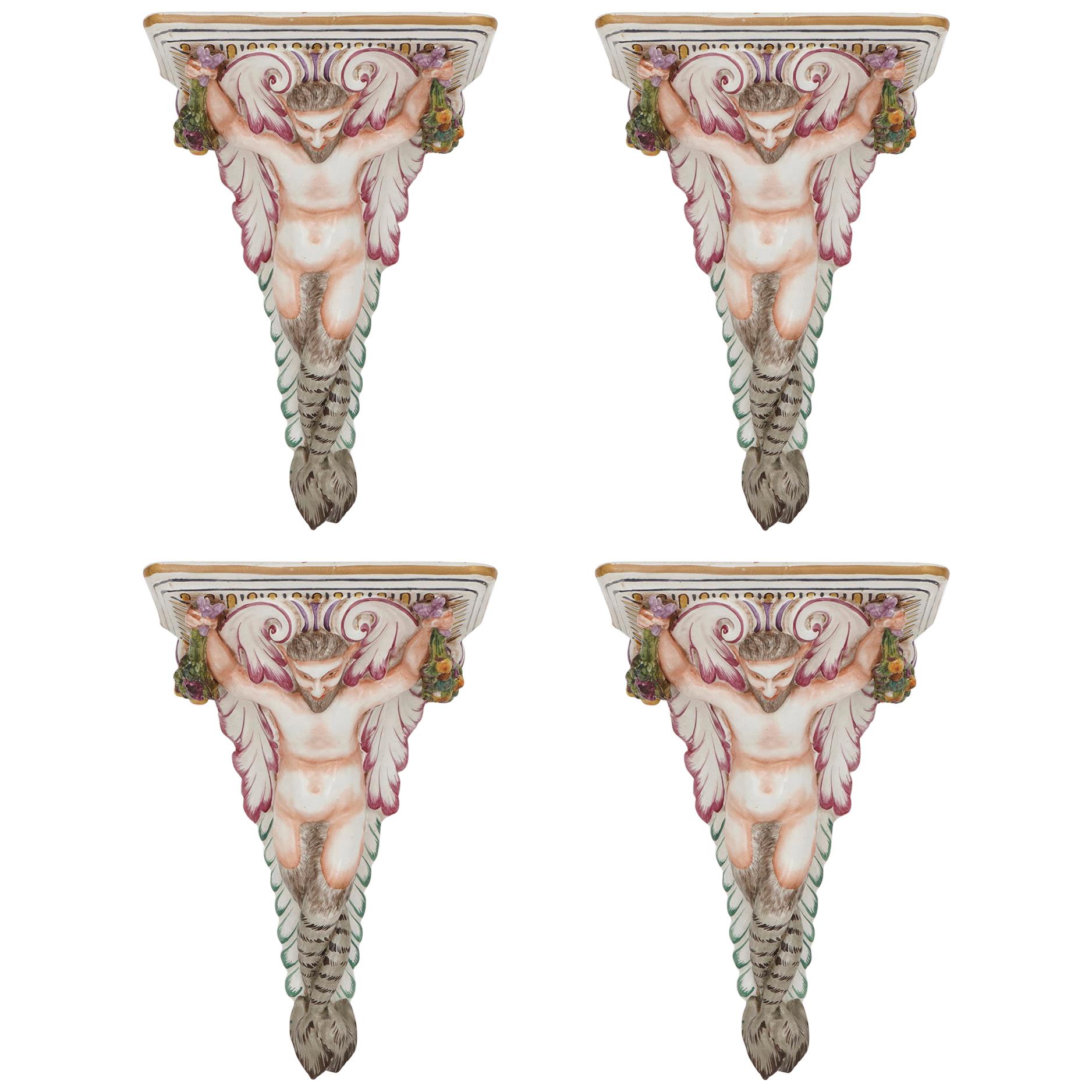Quatre supports muraux décoratifs en porcelaine en forme de satyre