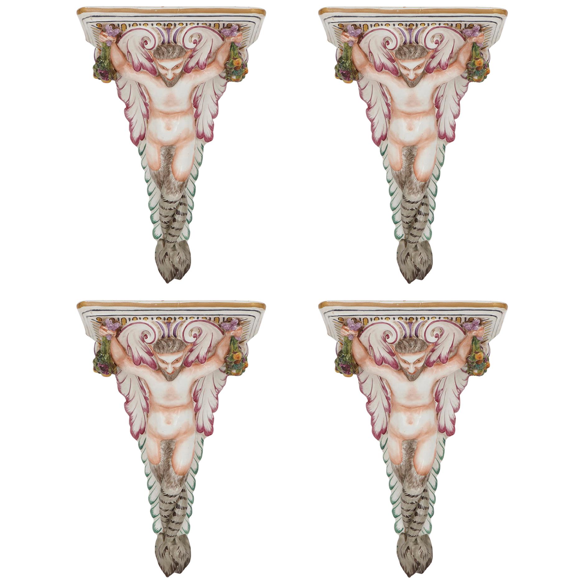 Cuatro ménsulas decorativas de porcelana con forma de sátiro