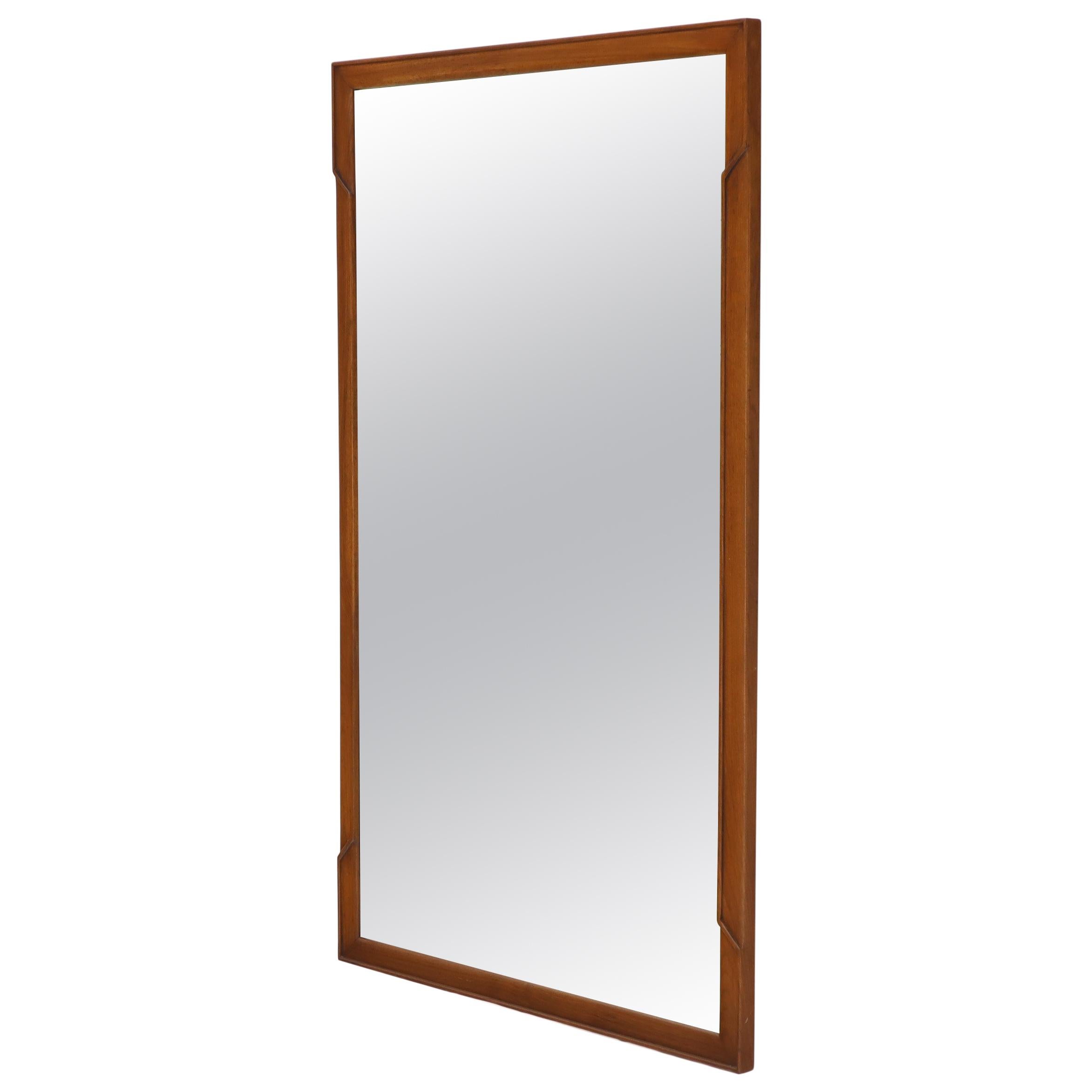Miroir rectangulaire en noyer de style mi-siècle moderne par John Stuart en vente
