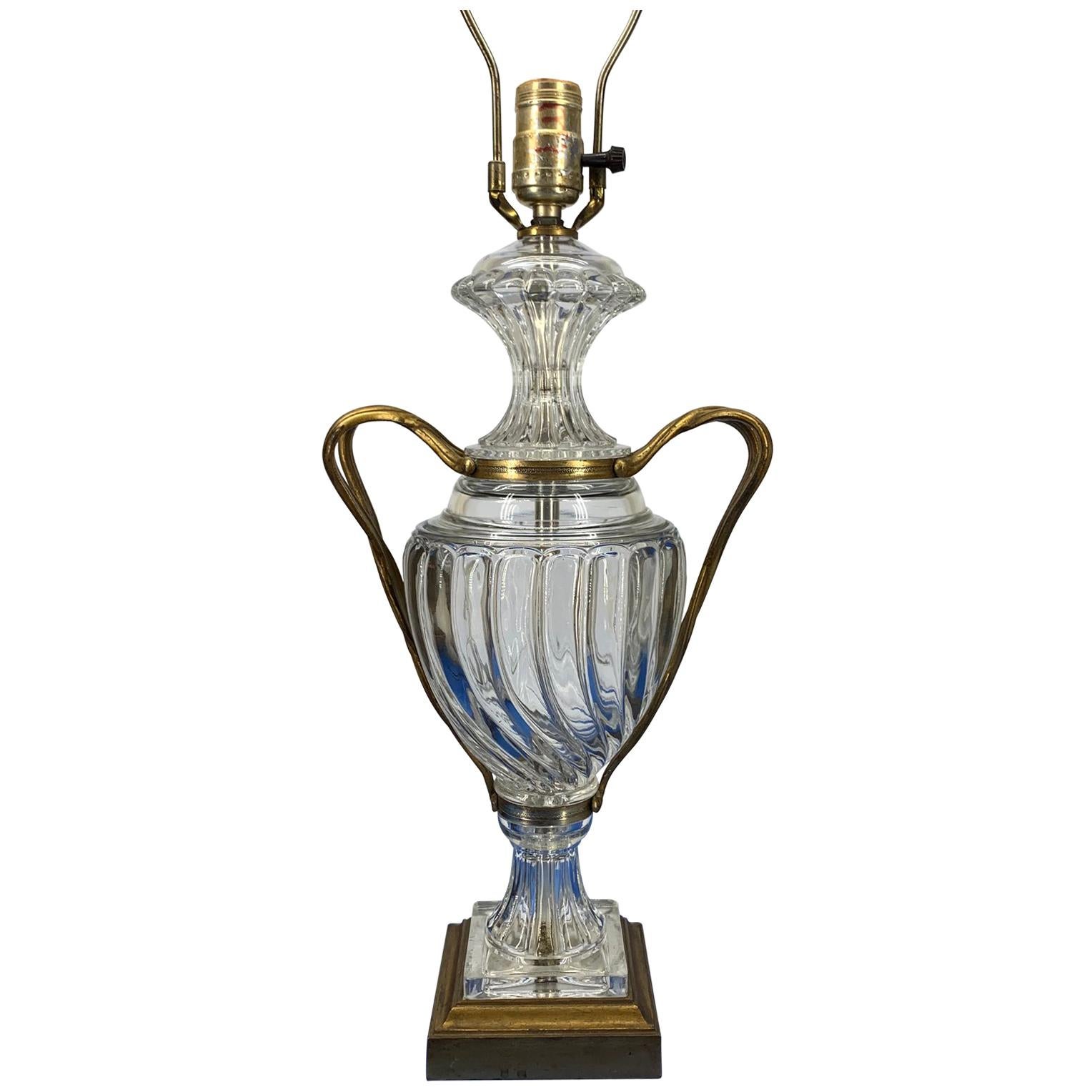 Hollywood  Lampada da tavolo a forma di urna in vetro Regency con maniglie in bronzo