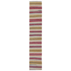 Langer farbenfroher türkischer Flachgewebe-Läufer im Vintage-Stil mit dynamischen Streifendesign