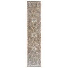 Tapis de couloir persan ancien Serab de couleur terre avec médaillons de style géométrique