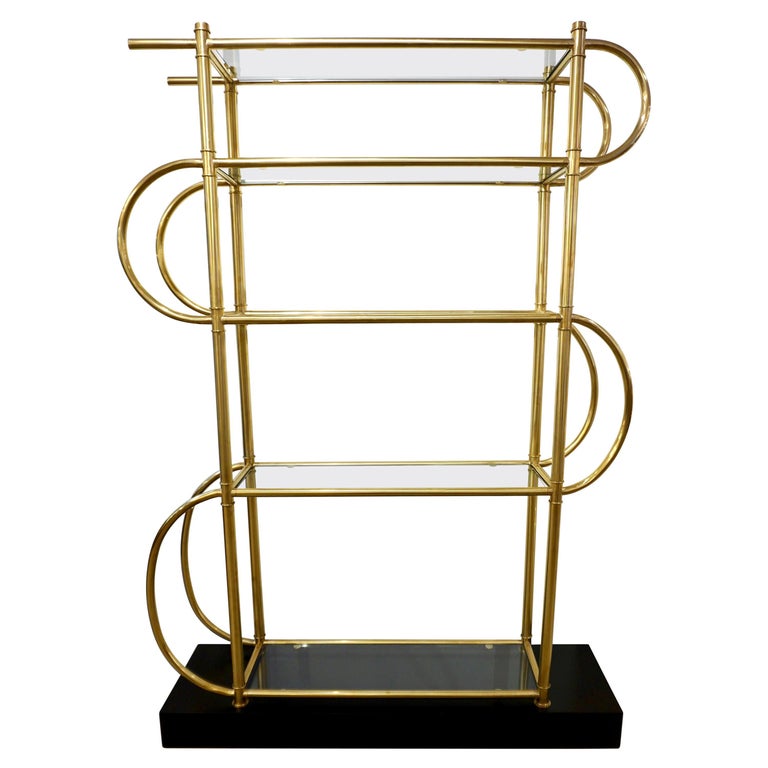 Étagère d'étagère tubulaire moderne italienne en laiton doré sur base  laquée noire - En vente sur 1stDibs