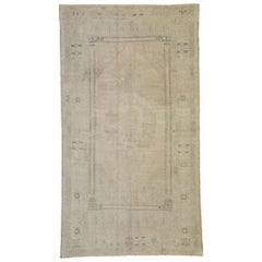 Tappeto turco vintage Oushak con stile missionario monocromatico e colori tenui