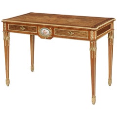 Antiker Tisch aus Nussbaum, Goldbronze und Porzellan im Louis-XVI-Stil