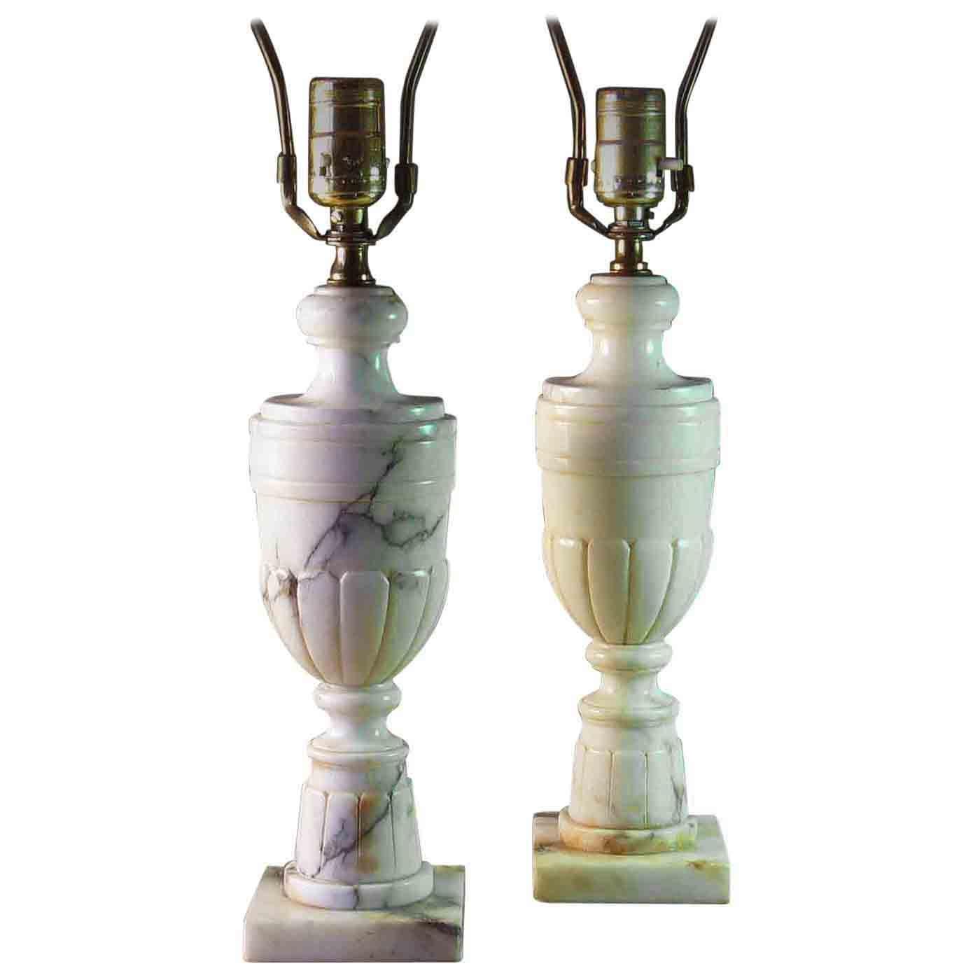 Paar neoklassische geäderte Alabaster Marmor Urne geformt Tischlampe