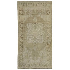 Tapis turc vintage d'Oushak avec style Mission et romantisme français