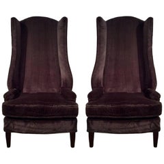 Paire de chaises hautes à haut dossier en forme d'aile, de style moderne du milieu du siècle dernier