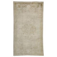 Tapis turc vintage d'Oushak avec style colonial américain rustique 