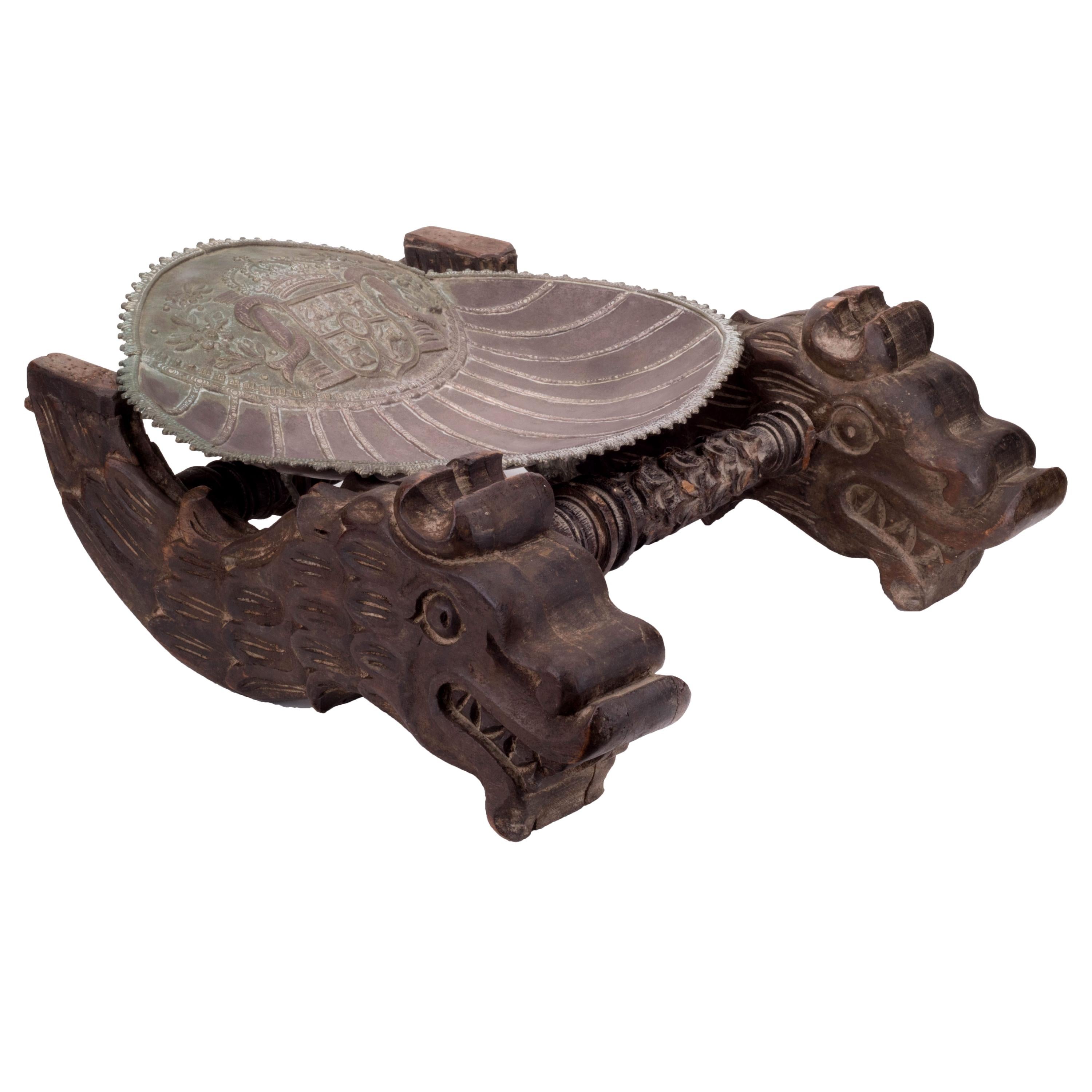 Conch en argent avec les armoiries en fonte et cuir de León sur un support en bois sculpté