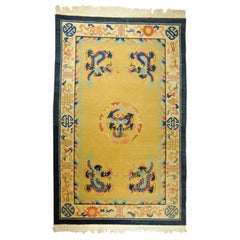 Tapis chinois Dragoons du 20ème siècle en laine jaune et bleue nouée à la main