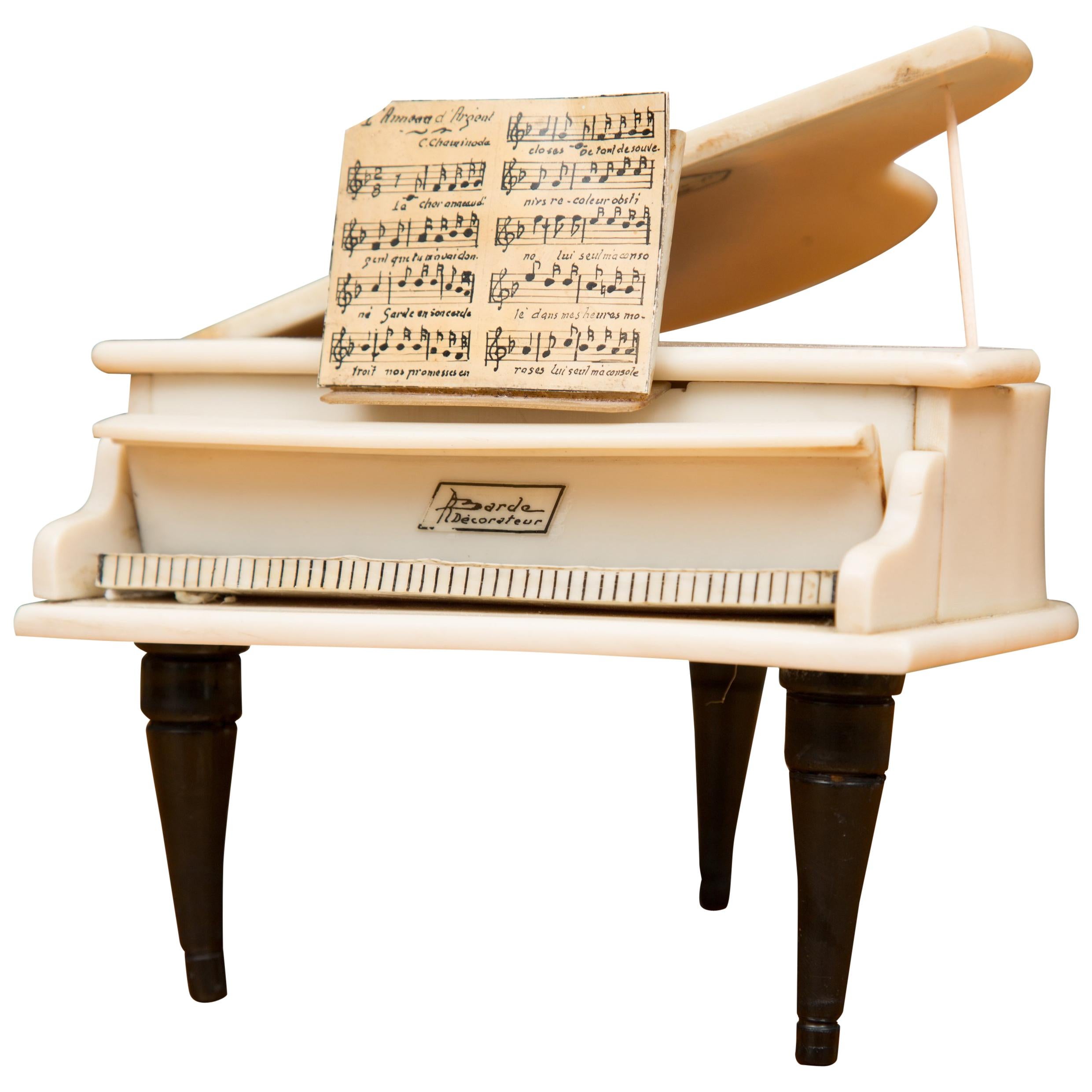 Piano en miniatura francés de baquelita de edición limitada