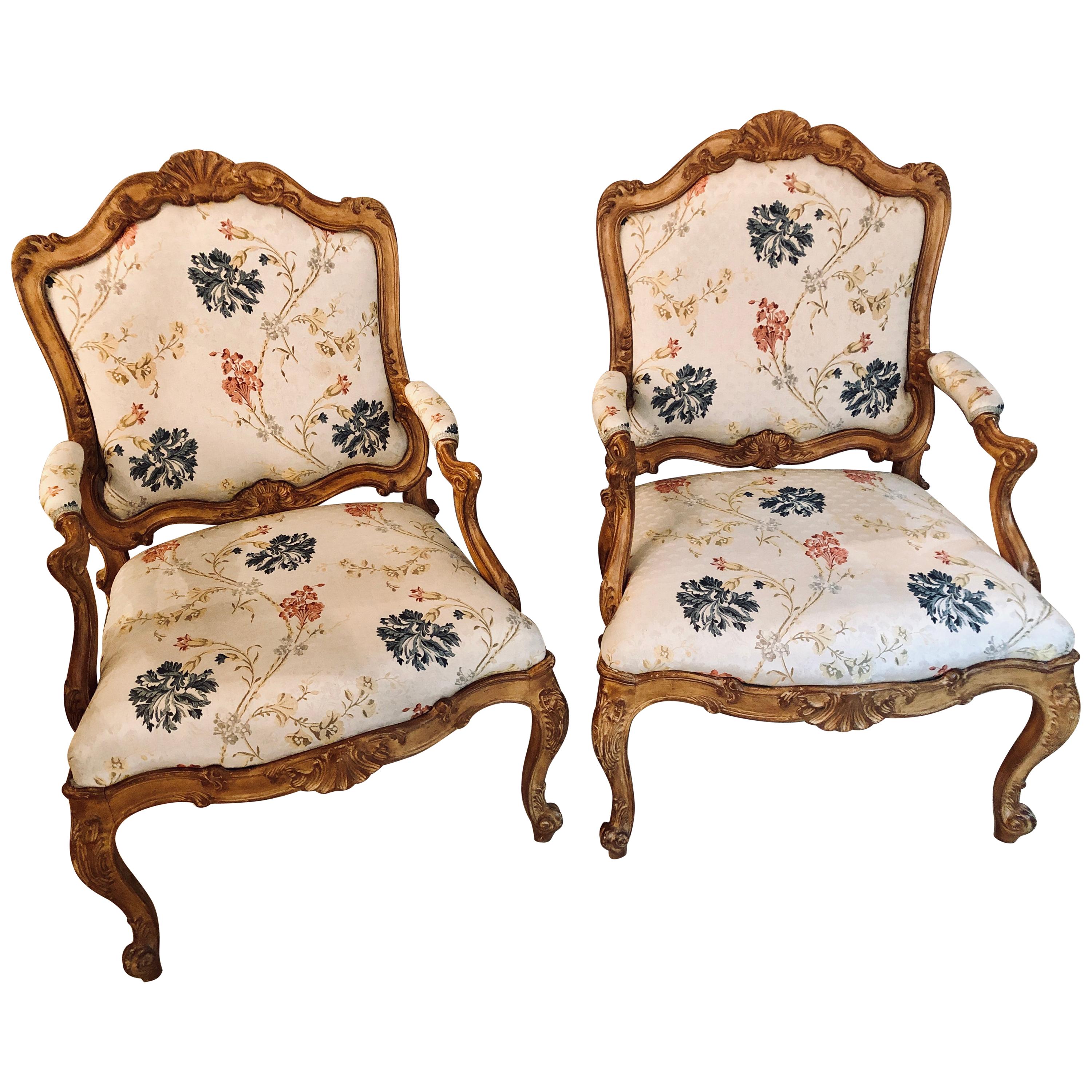 Paire de fauteuils raffinés de style Louis XV dans des cadres personnalisés en tissu d'ameublement raffiné