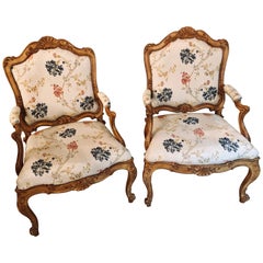 Paire de fauteuils raffinés de style Louis XV dans des cadres personnalisés en tissu d'ameublement raffiné