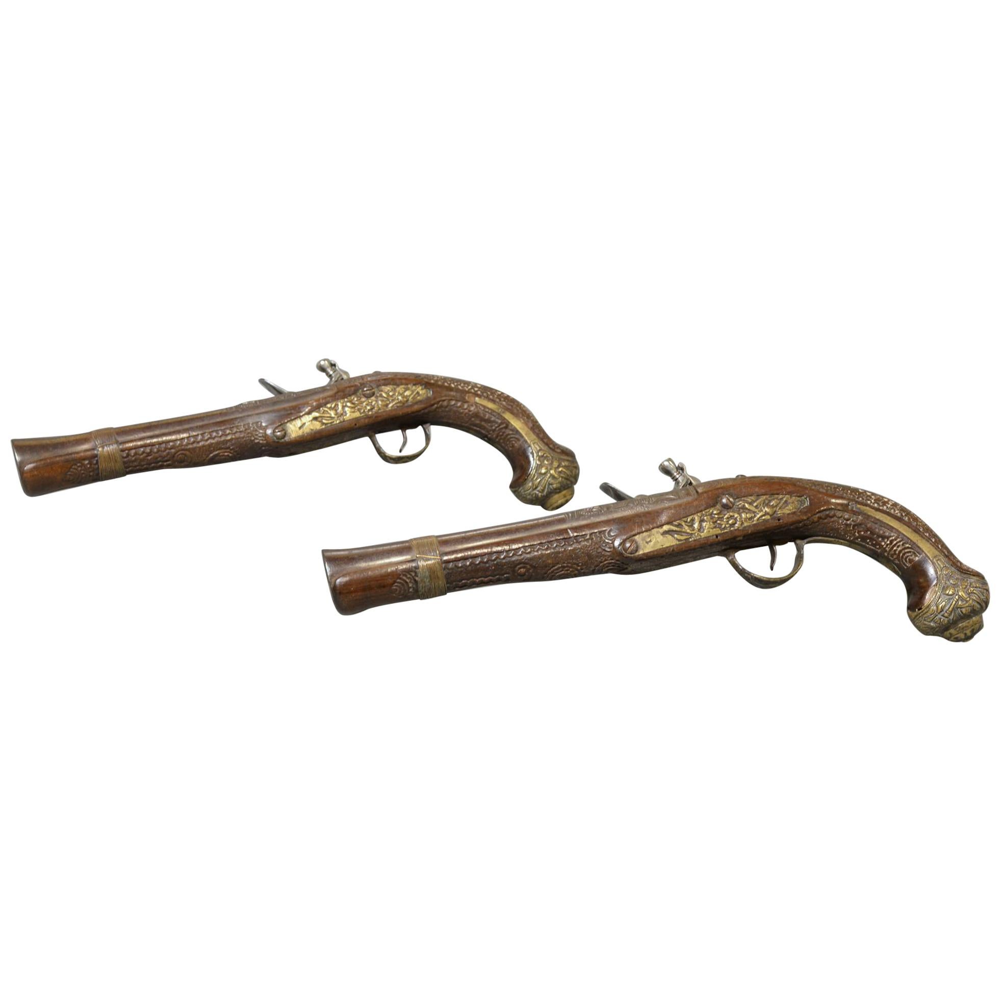 A pair of Turkish flintlock blunderbuss pistols.

Barrel length 21.5cm,

circa 1820.
     