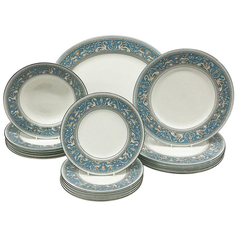 Porcelain plates by Wedgwood with Florentine Turquoise Rim, 1960s For Sale