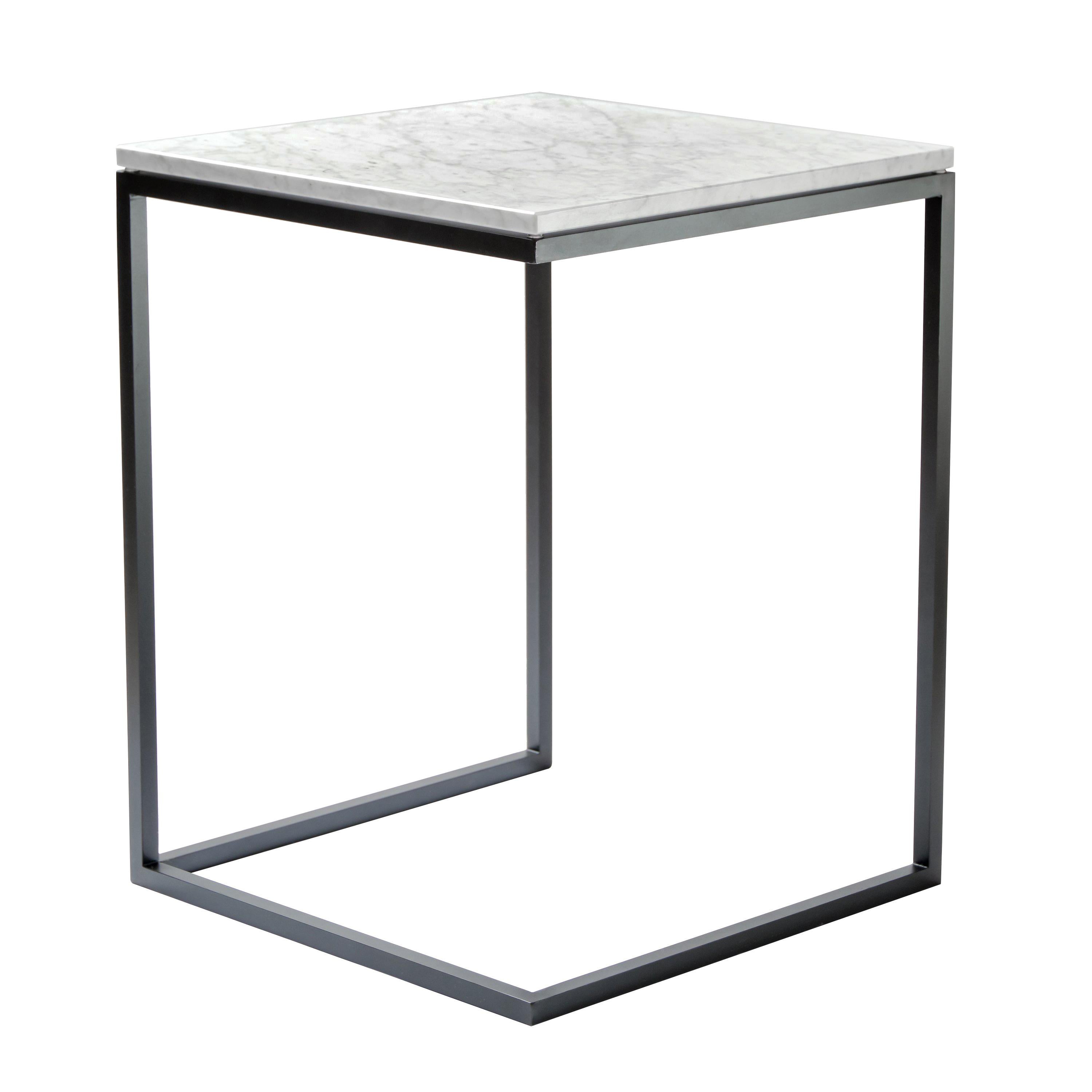 “Esopo” Modern Handmade Iron Side Table with White Carrara Marble Square Plan For Sale