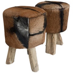 Paar primitive Hocker aus Nubukhaut mit Holzbeinen