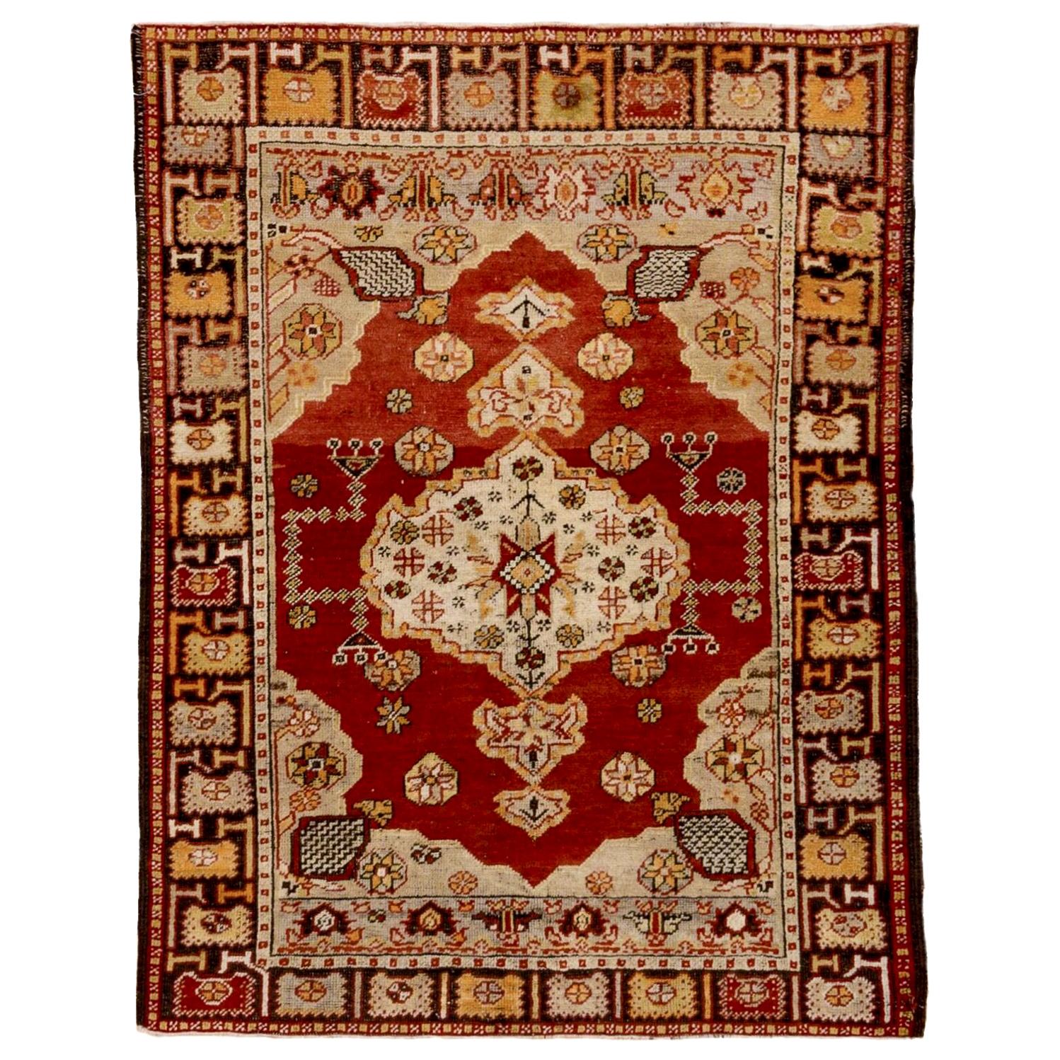 Tapis d'Oushak ancien, terrain rouge, vers les années 1920 en vente