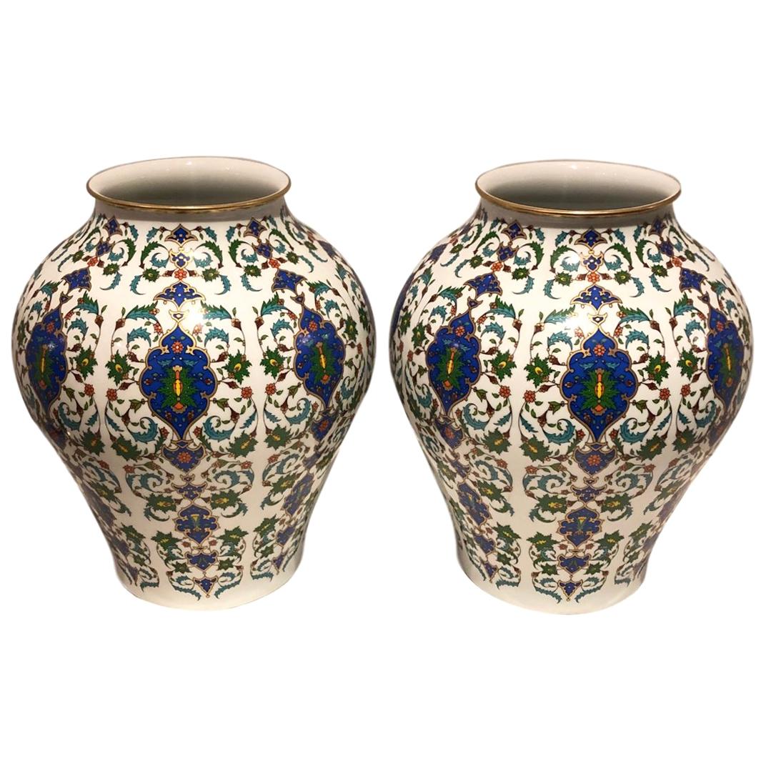 Pareja de jarrones grandes de porcelana