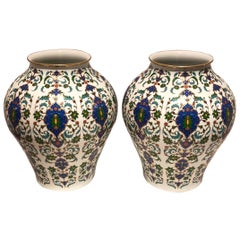 Paire de grands vases en porcelaine