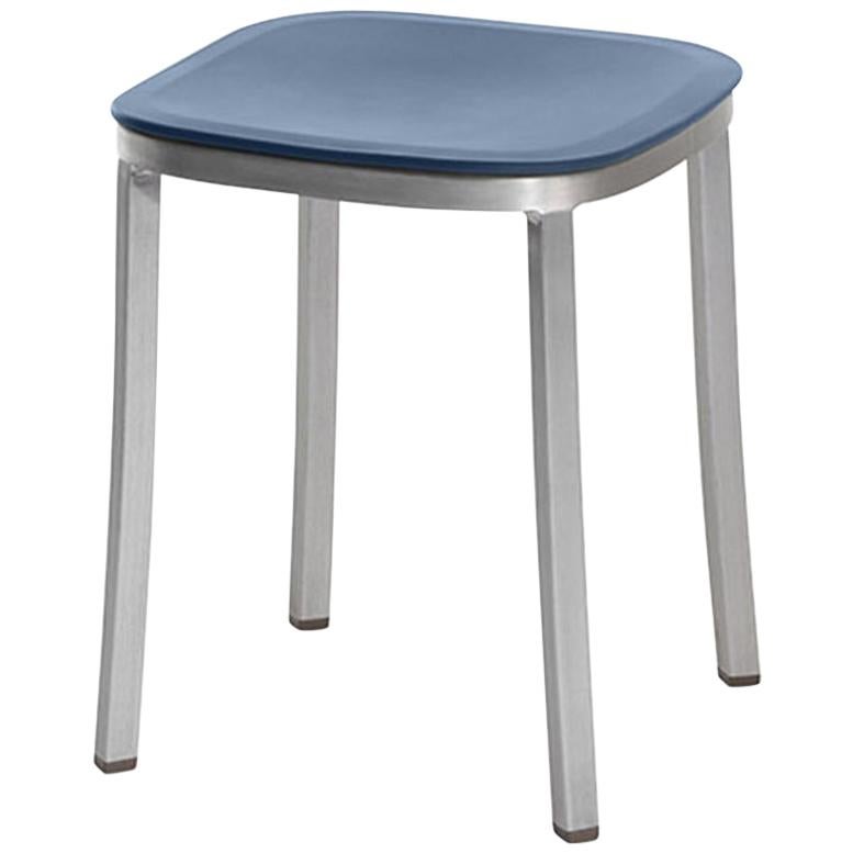 Emeco 1 Zoll kleiner Hocker aus gebürstetem Aluminium und blau von Jasper Morrison