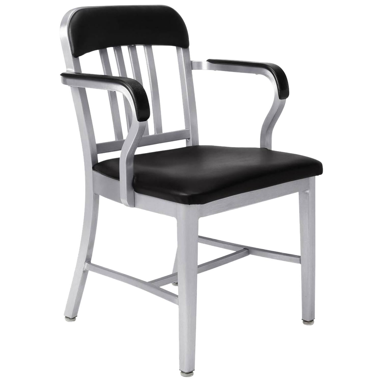 Emeco Marineblauer Sessel aus gebürstetem Aluminium mit Barrückenlehne von Us Navy im Angebot