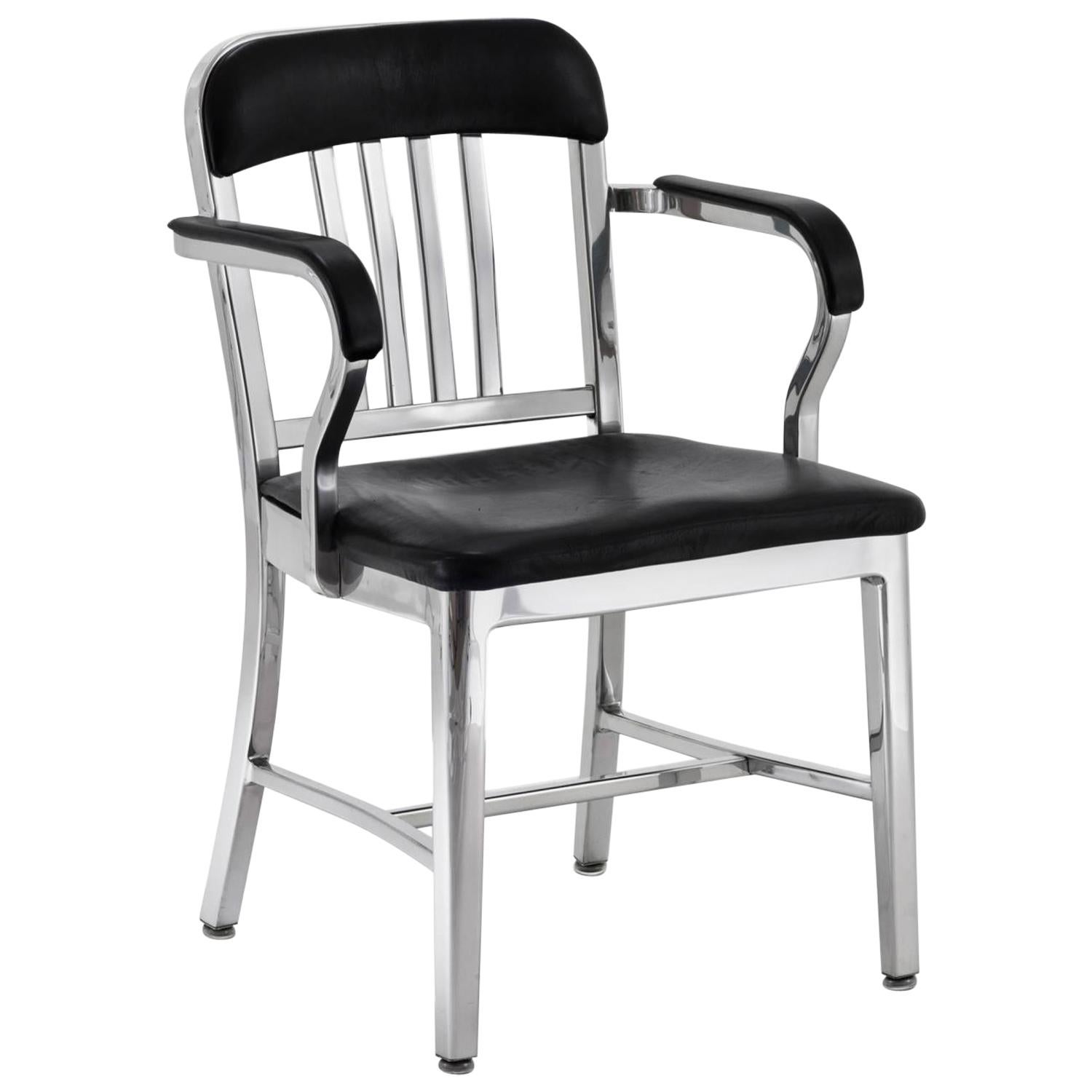 Emeco Marineblauer Sessel aus poliertem Aluminium mit Barrückenlehne von Us Navy im Angebot