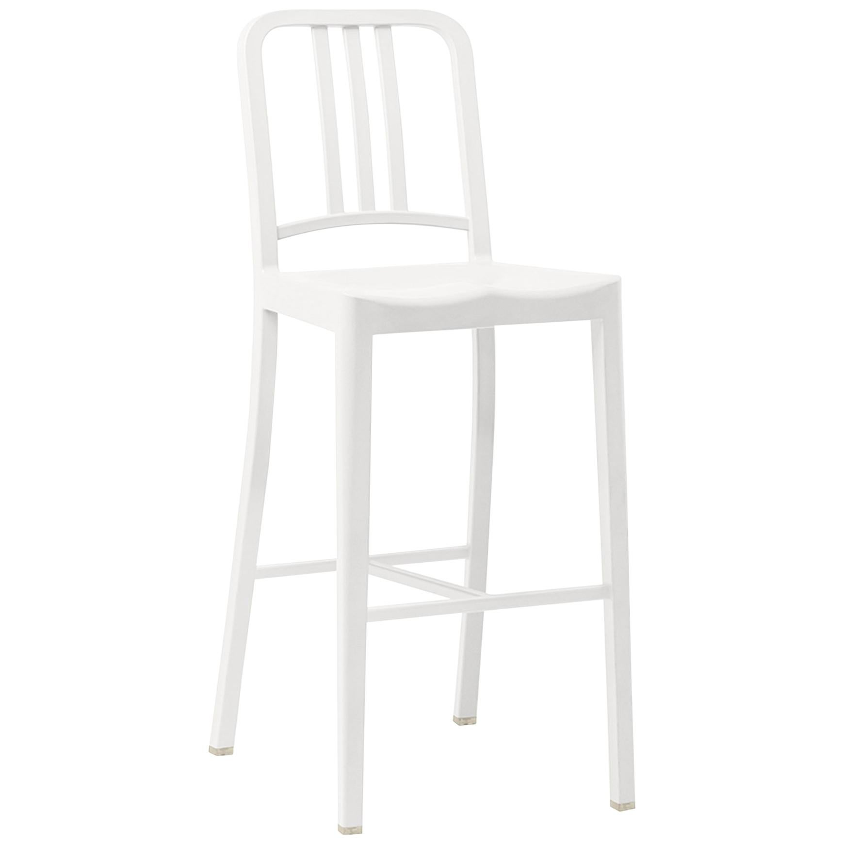 Tabouret de bar bleu marine Emeco 111 en neige par Coca-Cola